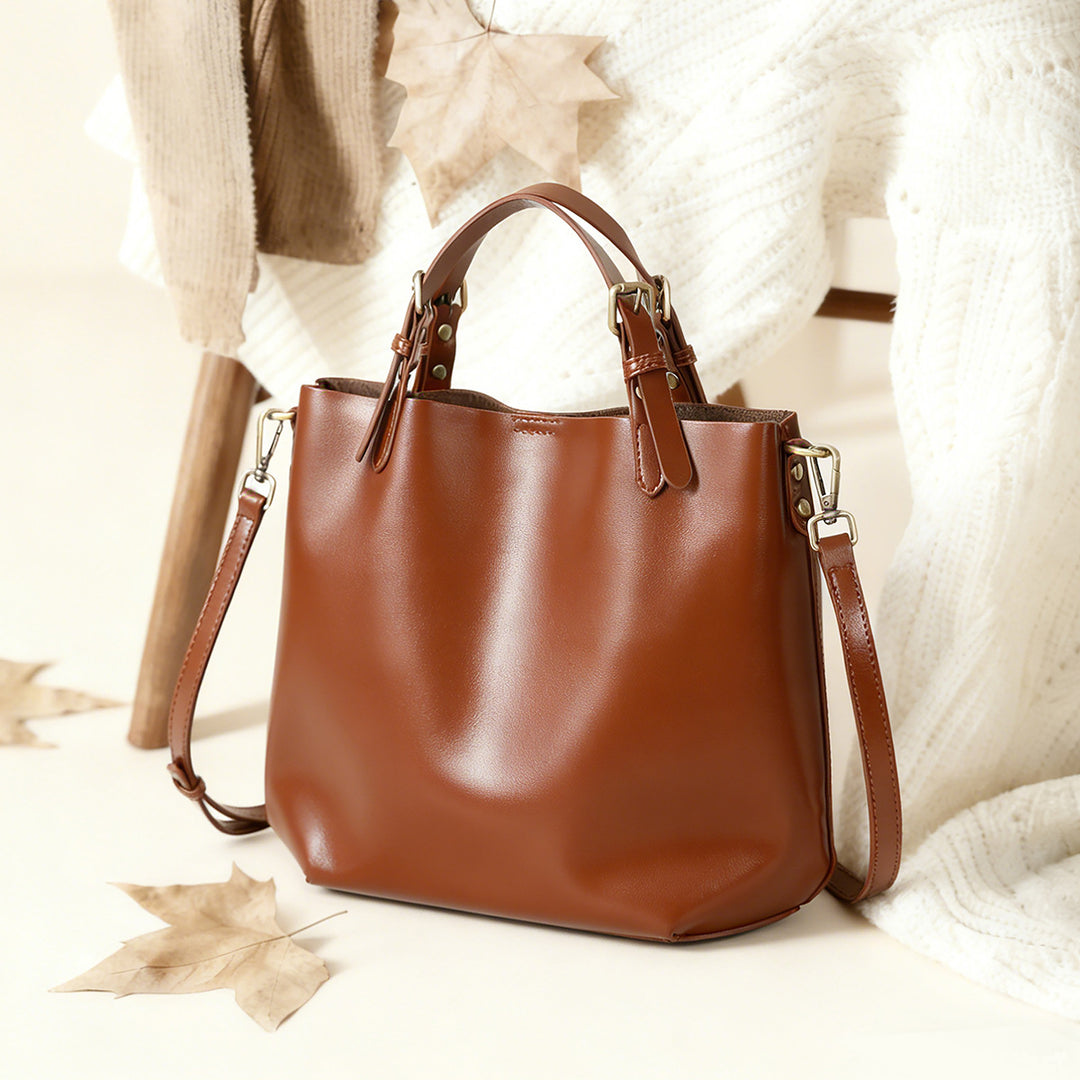 Strukturierte vegane Ledertasche mit verstellbarem Riemen und goldenen Beschlägen