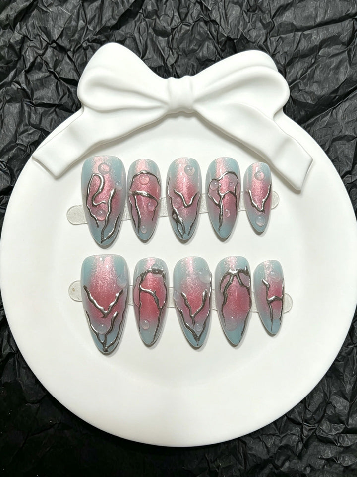 Künstlerisches Press-On-Nail-Art-Set mit modernen metallischen Akzenten