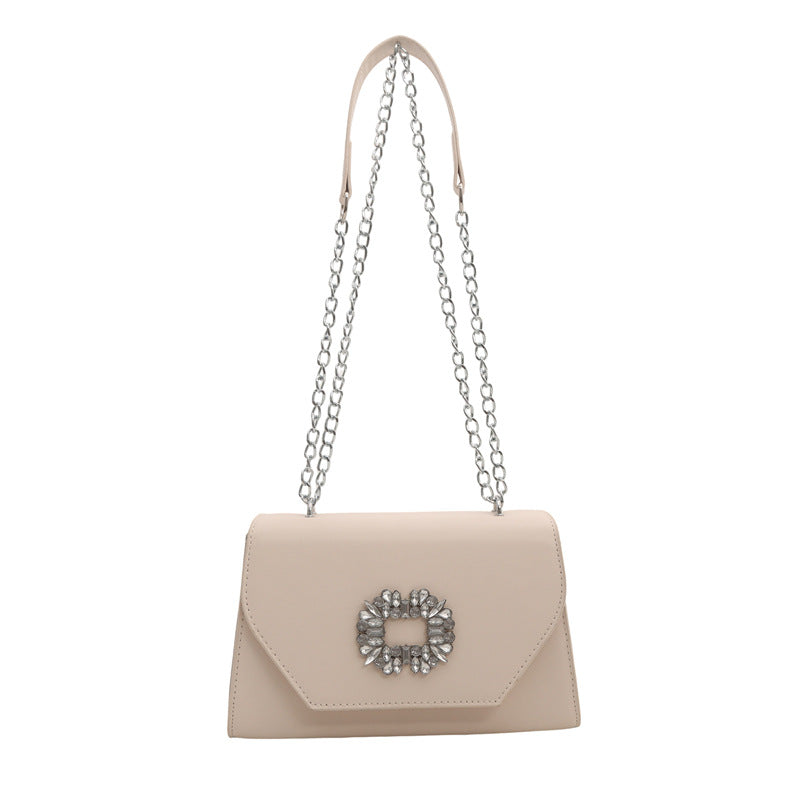 Elegante Handtasche mit Kettendetail für den Abend