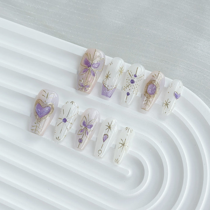 Künstlerisches Press-On Nail Art Set mit eleganten Edelstein-Akzenten