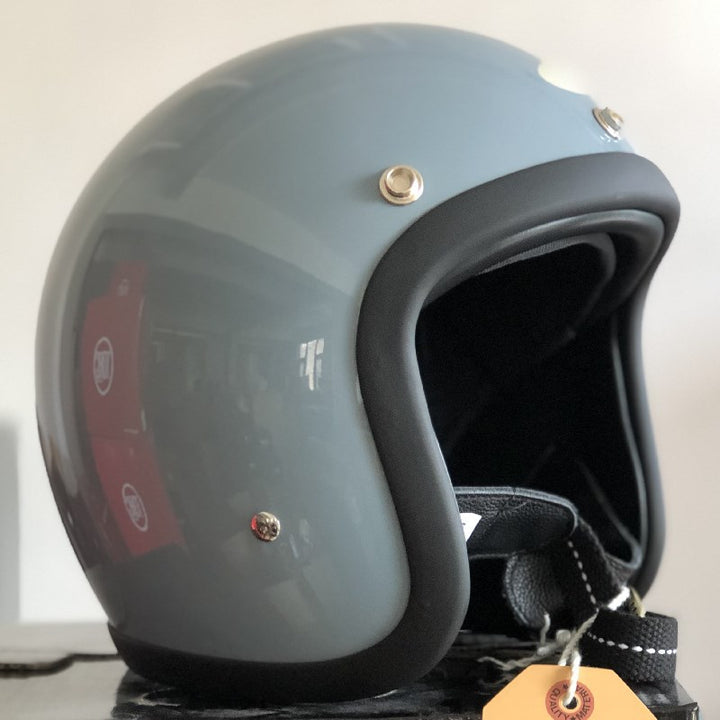 Klassischer Halbschalen-Motorradhelm Karnz