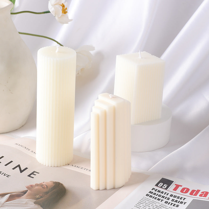 Rippte skulptural Säulenk candle mit vertikalem Rillenprofil