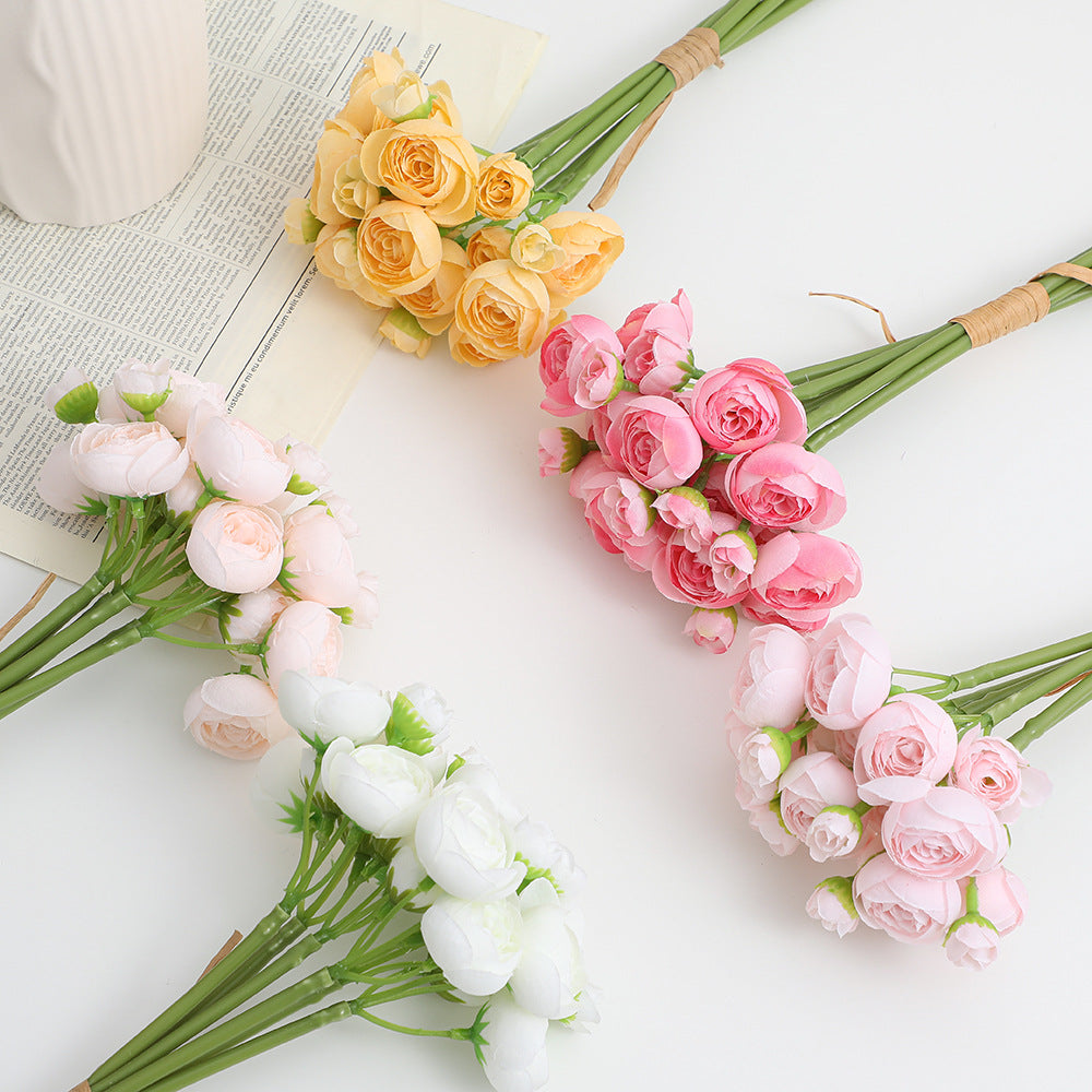 Dekorativer Kunststrauß mit eleganten Rosen Karnz