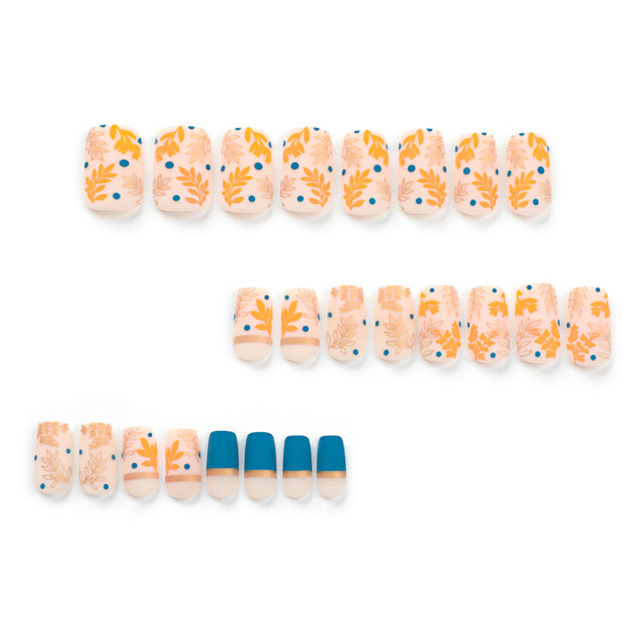 Kunstvolles Nageldesign mit floralem und goldenem Akzent Karnz