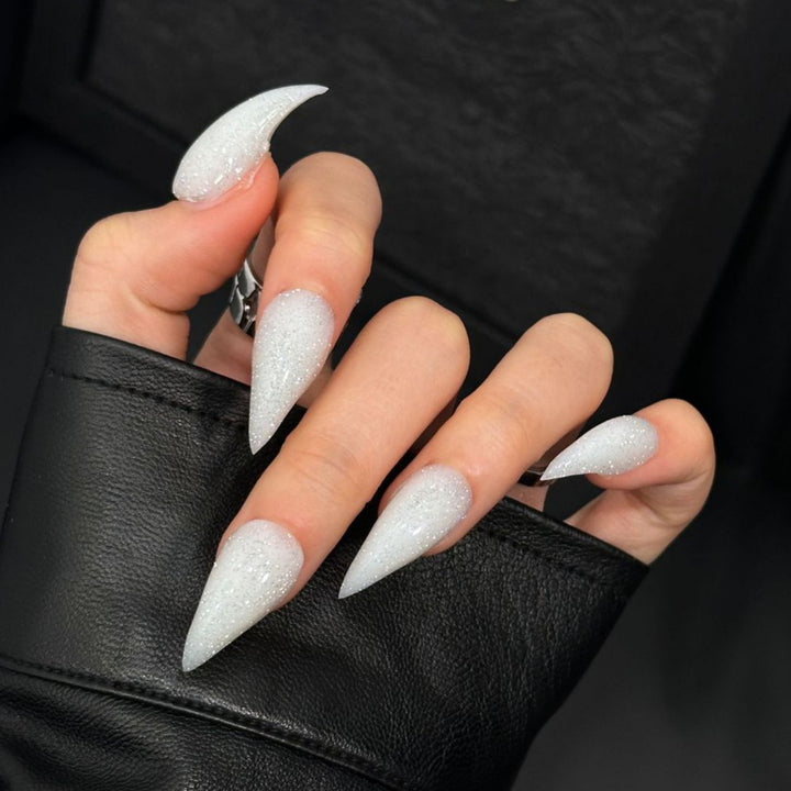Glitzernde Stiletto Press-On Nagelverzierungen