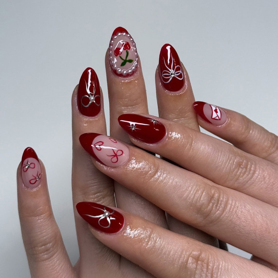 Künstliche Nagelkunst mit verspielten Punkten und Schleifen Karnz