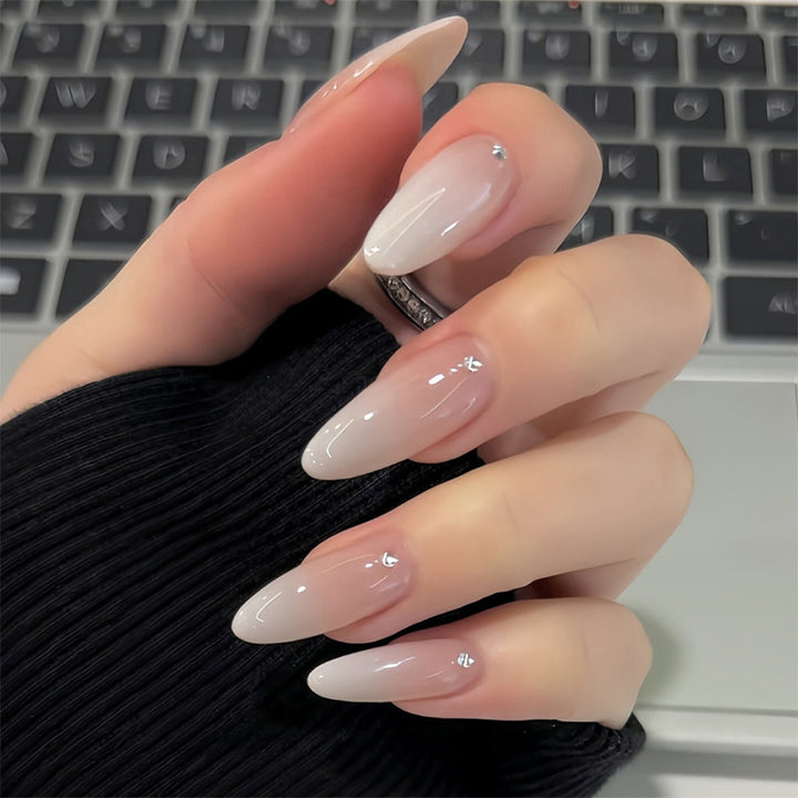 Glänzendes Press-On Nagelset mit Edelsteinakzenten Karnz