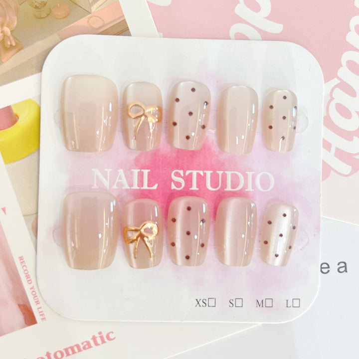 Künstliche Nagelspitzen mit eleganten Schleifenmotiven Karnz