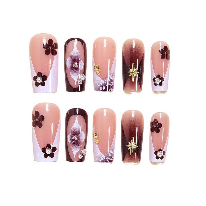 Künstlerisches Acryl-Nageldesign-Set mit floralen und goldenen Akzenten Karnz