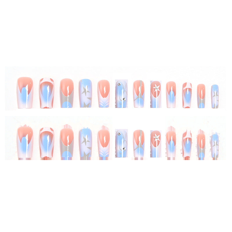 Kunstvolle Nagelspitzen mit maritimem Design Karnz