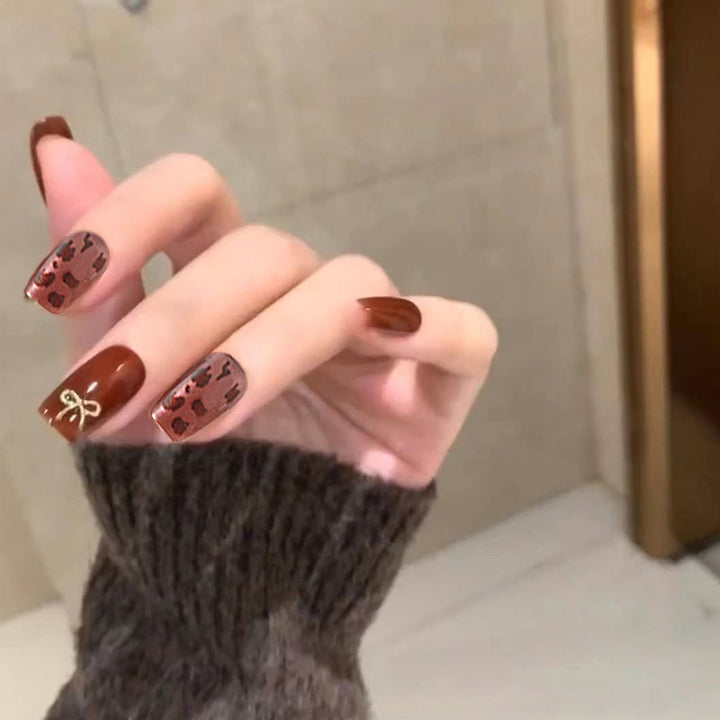 Kunstnagelset mit edlem Leopardenmuster und luxuriösen Akzenten Karnz