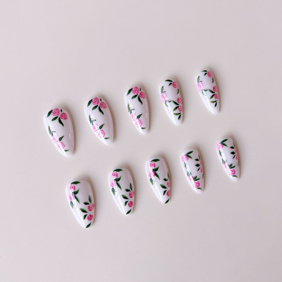 Kunstnagelset mit romantischen Rosenmotiven Karnz