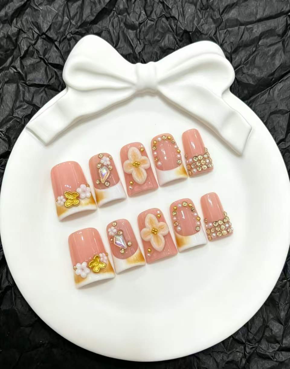 Dekoratives Press-On Nail Art Set mit floralen und Insektenakzenten