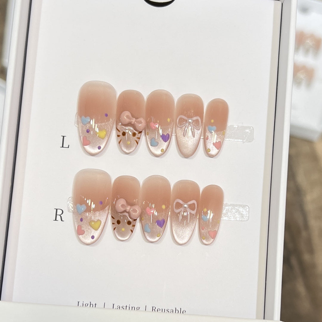 Dekorativer Press-On Nail Set mit bunten Herz- und Schleifendekoren Karnz