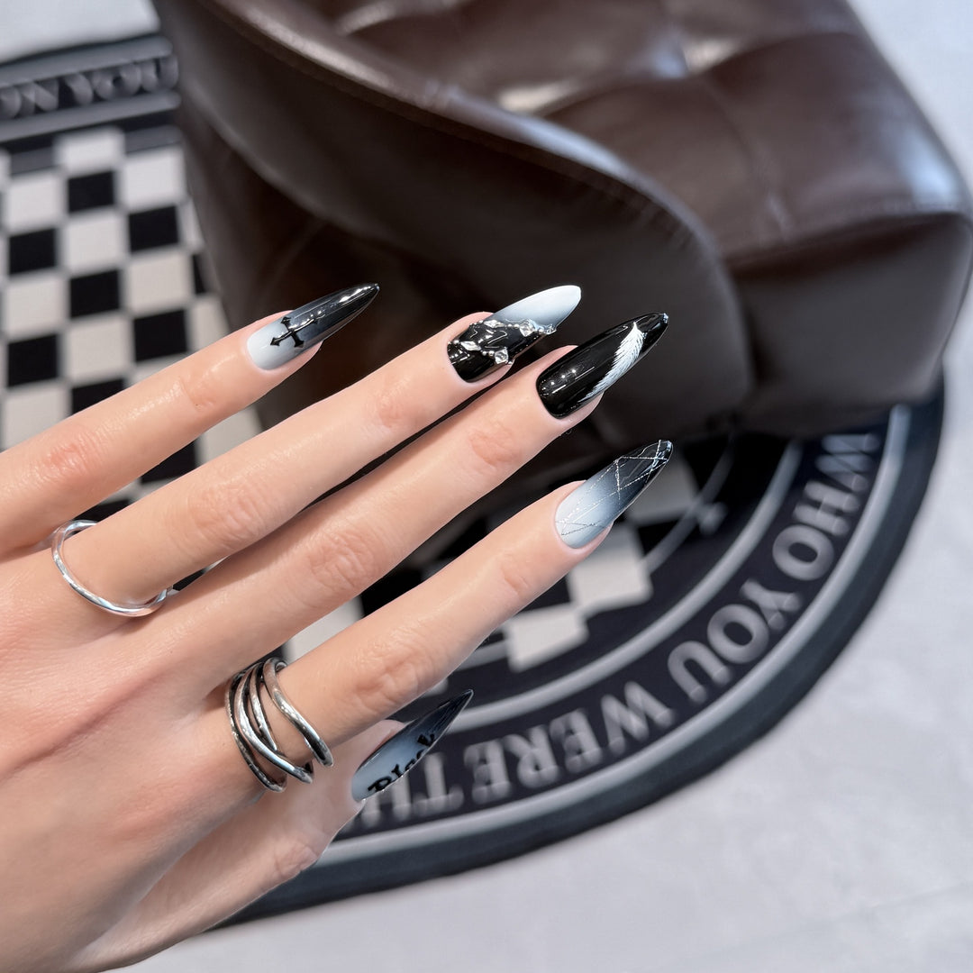 Künstlerisches Press-On Nagelset mit gotischem Feder- und Kreuzdesign Karnz