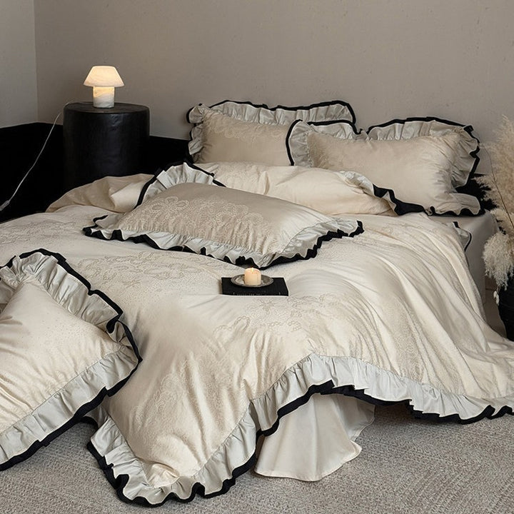 Romantisches Bettwäsche-Set mit Rüschenbordüre und feiner Jacquard-Stickerei