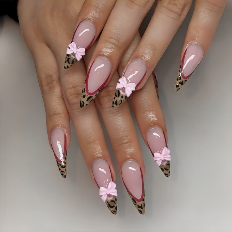 Künstlerische Stiletto Press-On Nägel mit Schleifenakzenten Karnz