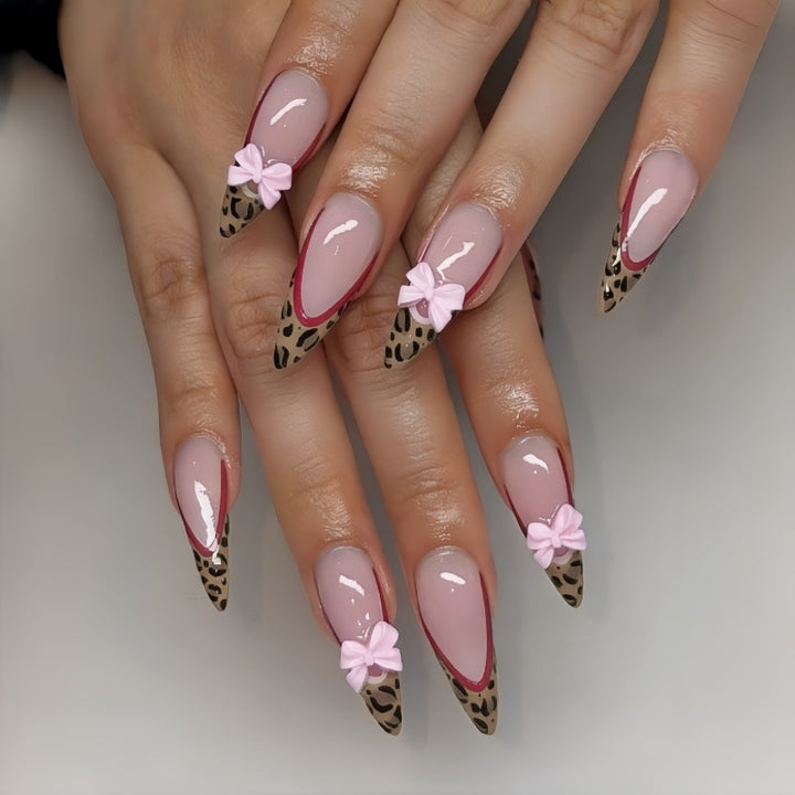 Künstlerische Stiletto Press-On Nägel mit Schleifenakzenten Karnz