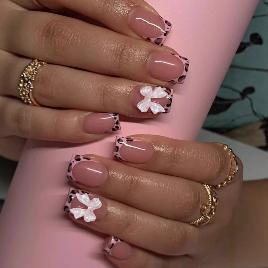 Kunstnagelset mit glamourösen 3D-Blütenverzierungen Karnz