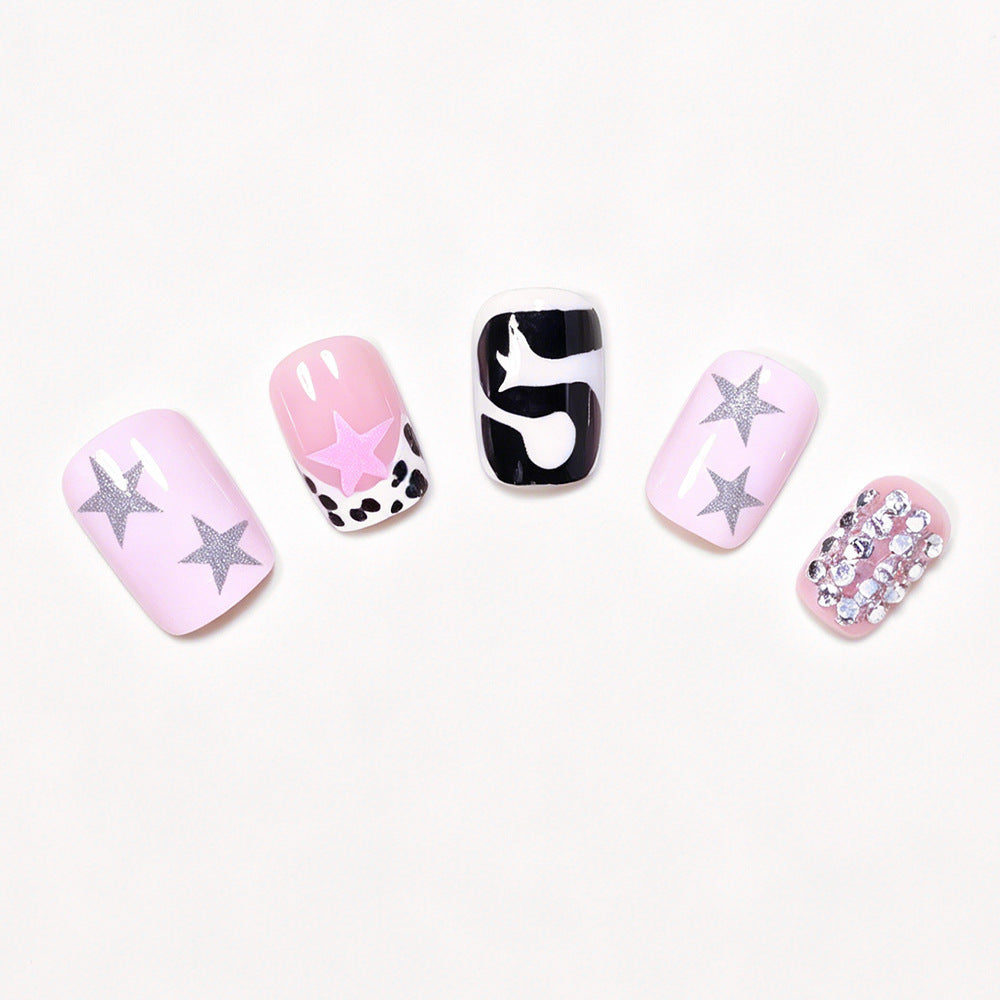 Künstlerisches Press-On Nagelkunstdesign Karnz