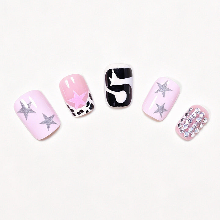 Künstlerisches Press-On Nagelkunstdesign Karnz