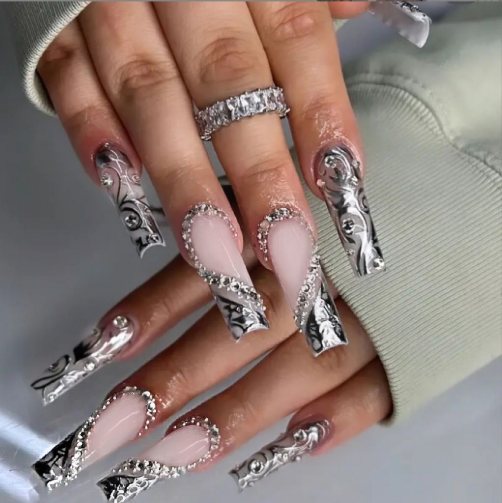 Elegante Kunstnägel mit stilvollen Verzierungen Karnz