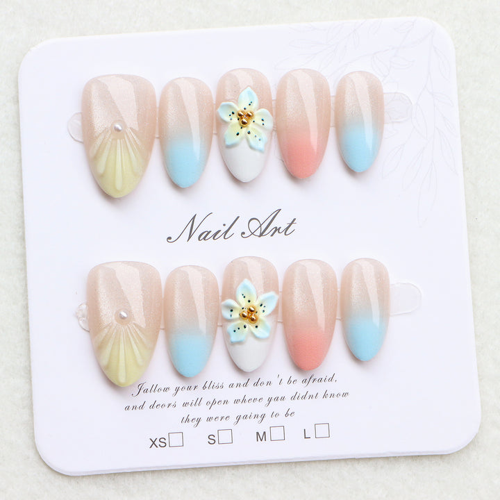 Dekoratives Nagelkunstdesign Karnz