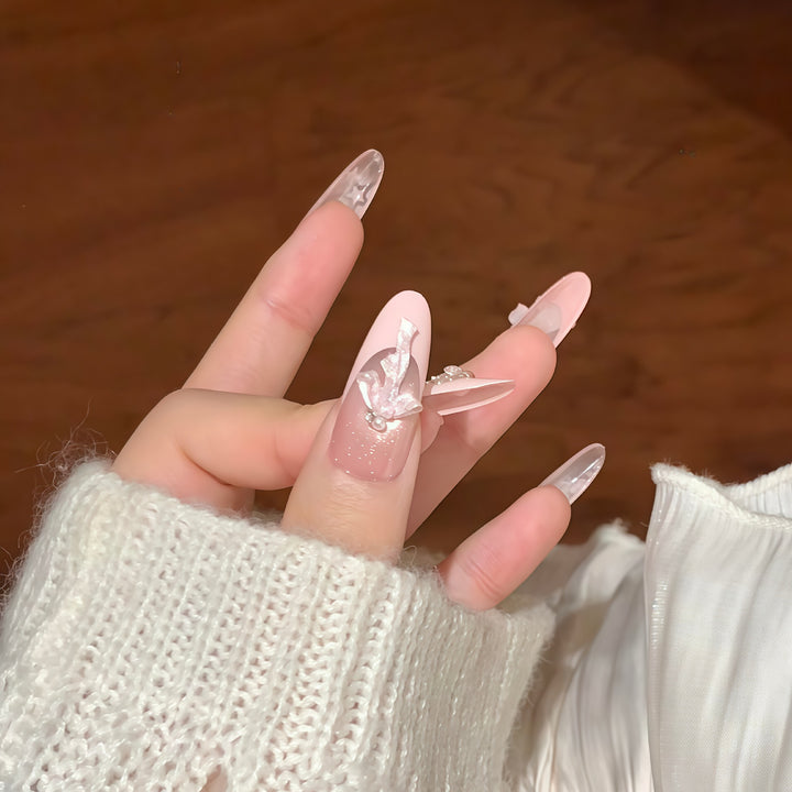 Künstliche Nagelspitzen mit Glamourösen Glitzer- und Schleifendetails Karnz