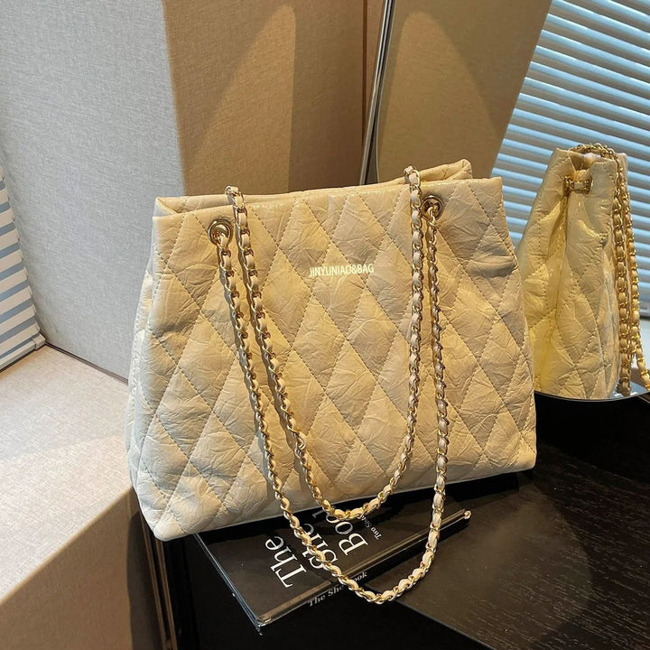 Gepolsterte Handtasche mit Kettengriff Karnz