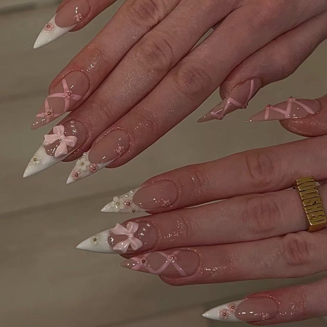 Elegante Kunstnägel mit floralen Akzenten Karnz