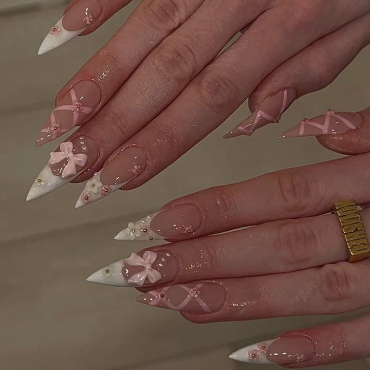 Elegante Kunstnägel mit floralen Akzenten Karnz