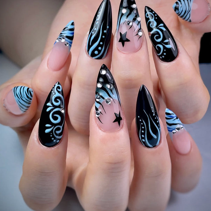 Künstlerische Stiletto-Nagelverlängerungen mit Strassakzenten Karnz
