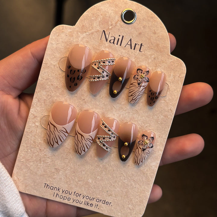 Künstlerische Press-On Nagelkollektion Karnz