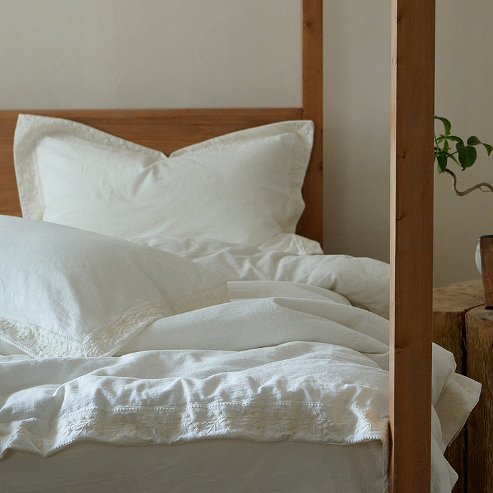 Baumwoll-Gaze-Bettbezuggarnitur mit feiner Ton-in-Ton-Blumenstickerei und Volant
