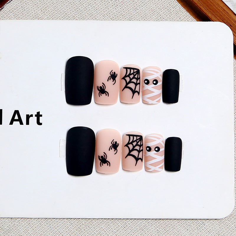 Kunstnagelset mit gruseligem Halloween-Motiv und filigranen Spinnen-Designs Karnz