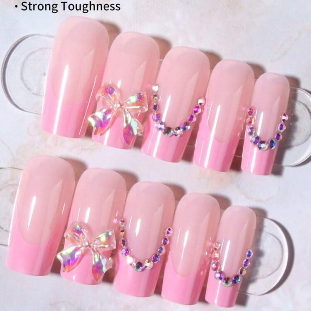 Kunstnagelset mit eleganten Verzierungen Karnz