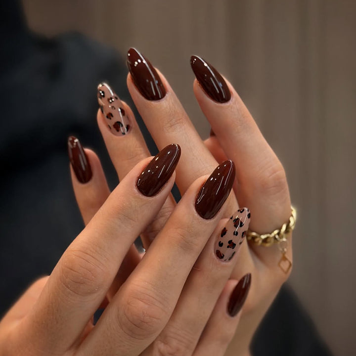 Kunstvolle Nagelverlängerungen mit elegantem Tierdesign Karnz