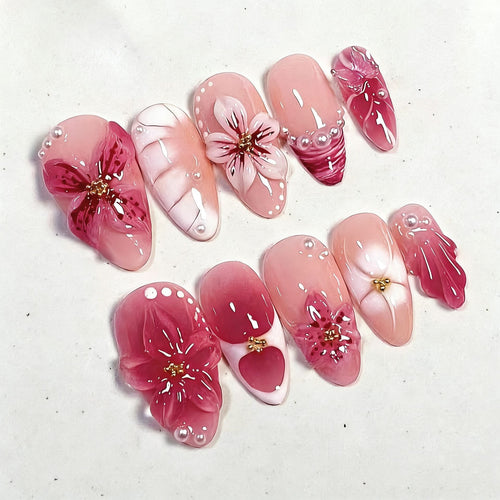 Kreatives Kunstnagelset mit floralen Akzenten und Glitzerverzierungen Karnz