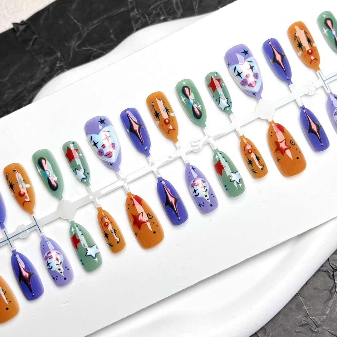 Künstlerischer Press-On Nagelset mit einzigartigen Designs