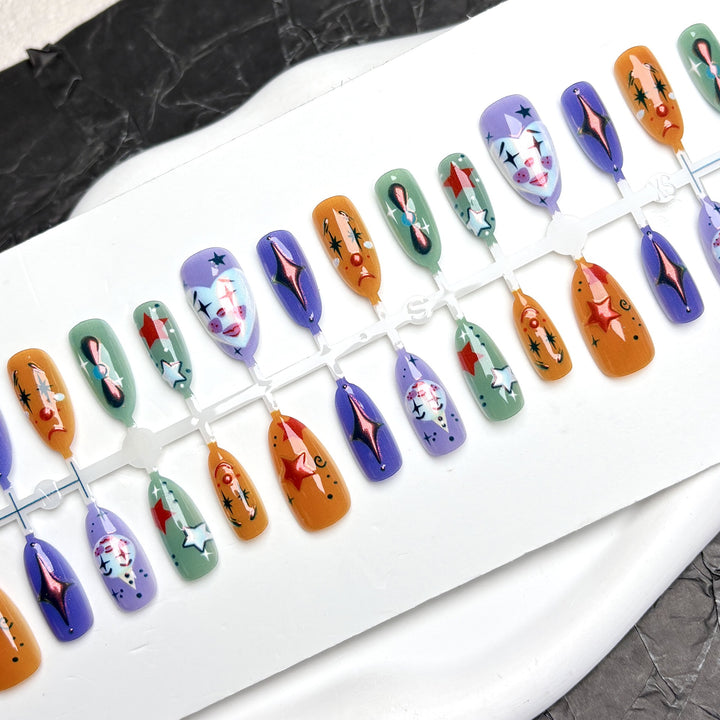 Künstlerischer Press-On Nagelset mit einzigartigen Designs