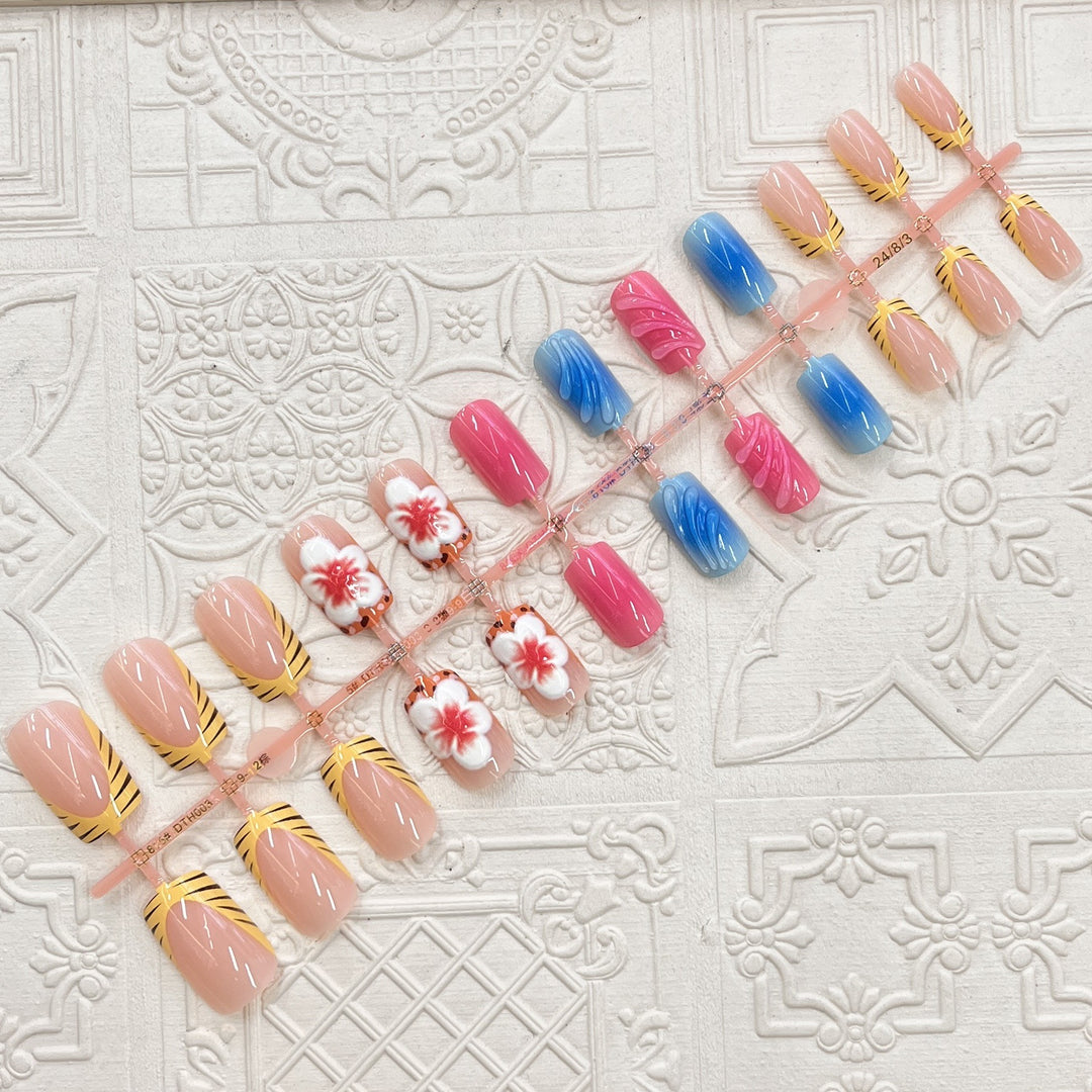 Künstlerisches Press-On-Nagelset mit floralen und Wellenmotiven Karnz