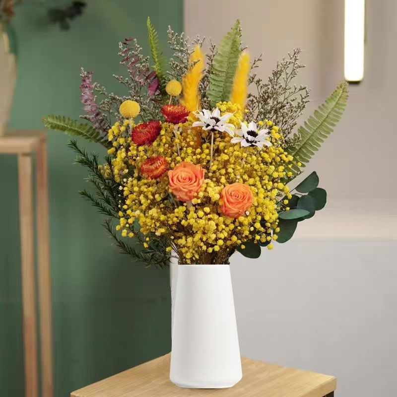 Dekorativer Trockenblumenstrauß Arrangement