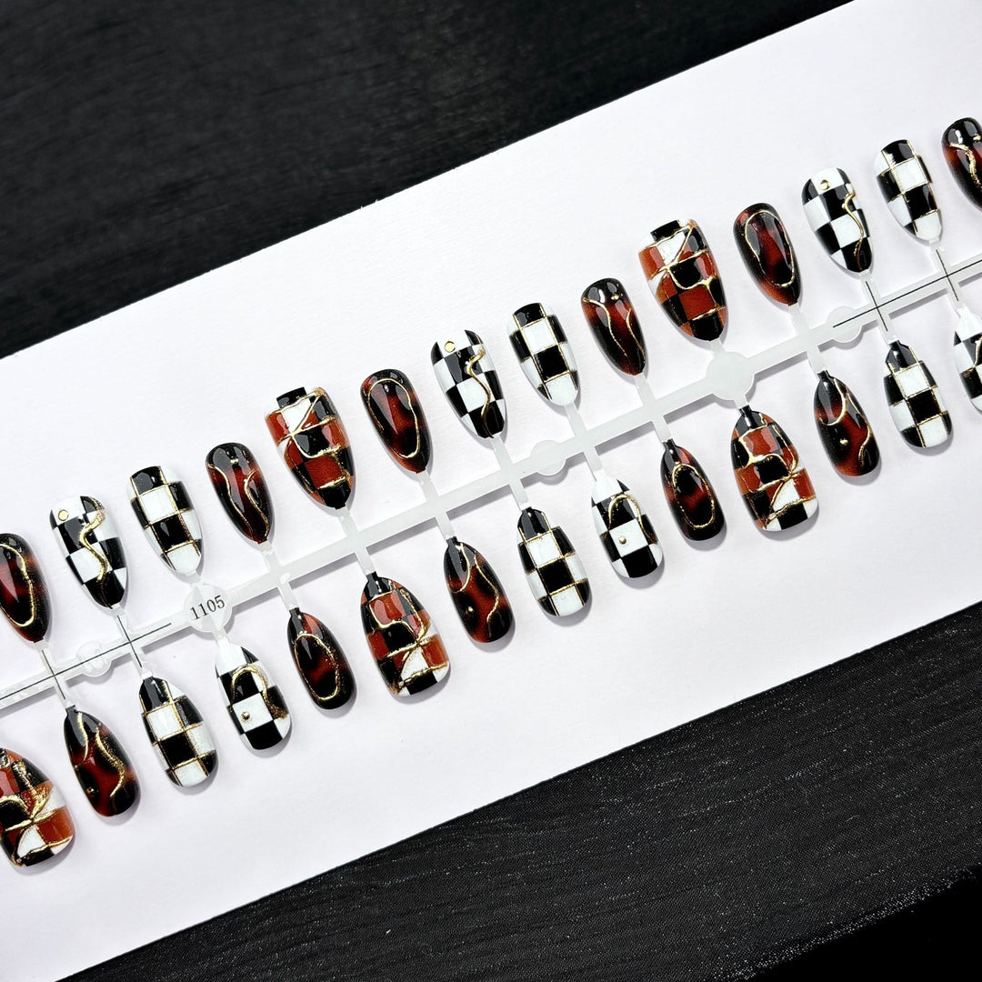 Dekoratives Press-On Nagelkunstset mit kariertem Design
