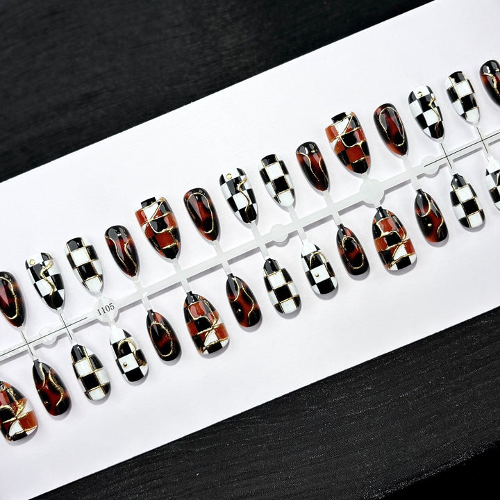 Dekoratives Press-On Nagelkunstset mit kariertem Design