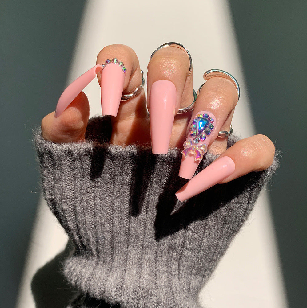 Nagelkunst mit Herz- und Lippenmotiven Karnz