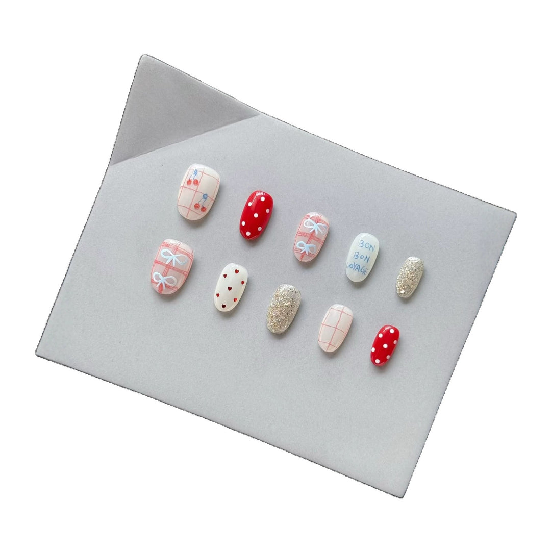 Dekoratives Press-On Nagelkunst-Set mit eleganten Themen