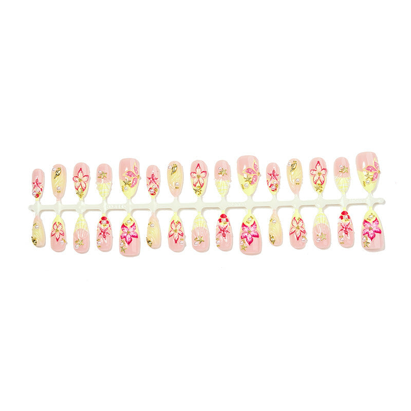 Kunstnagelset mit zarten floralen Verzierungen und Glitzerakzenten Karnz