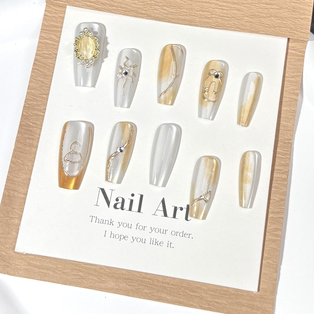 Elegantes Press-On-Nagelkunst-Set mit goldenen Folienakzenten