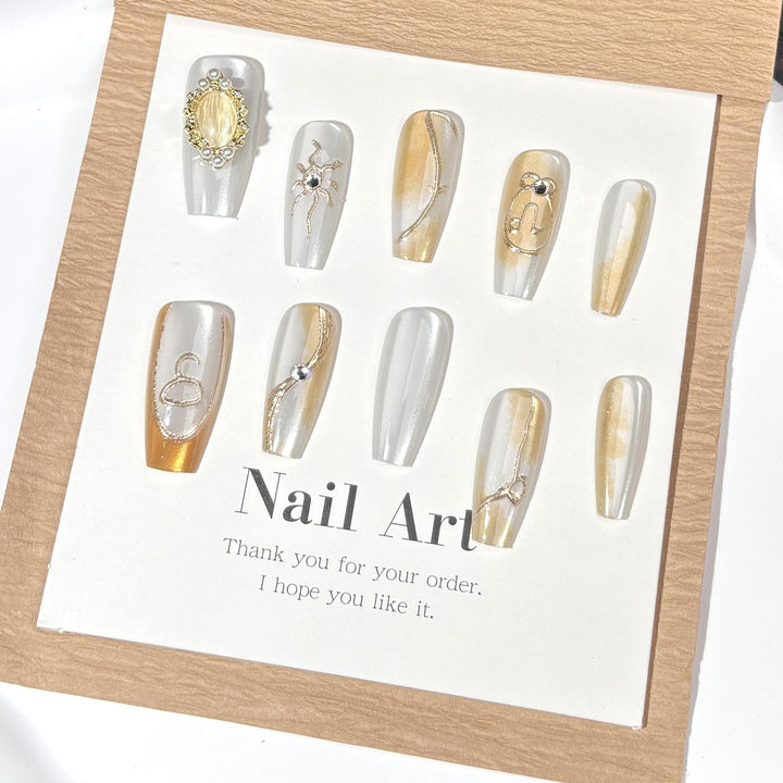 Elegantes Press-On-Nagelkunst-Set mit goldenen Folienakzenten