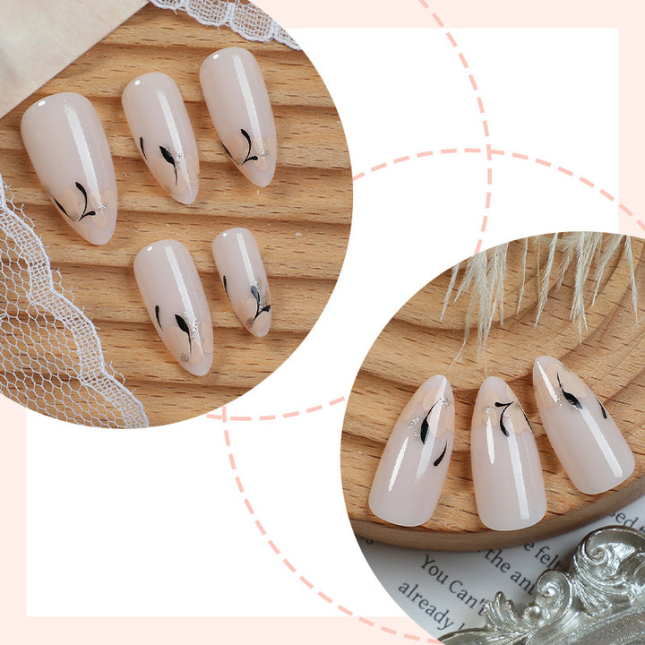 Dekorativer Press-On Nagelset mit künstlerischem Blumenmuster Karnz
